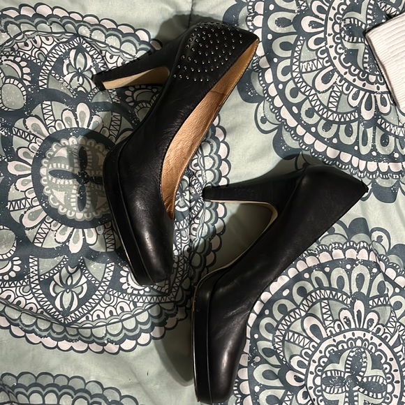 Size 8 barely worn - Picture 1 of 3